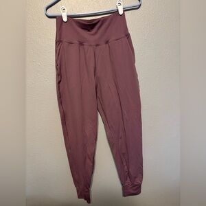 Under Armour High-Waist Leggings in Mauve Plum
